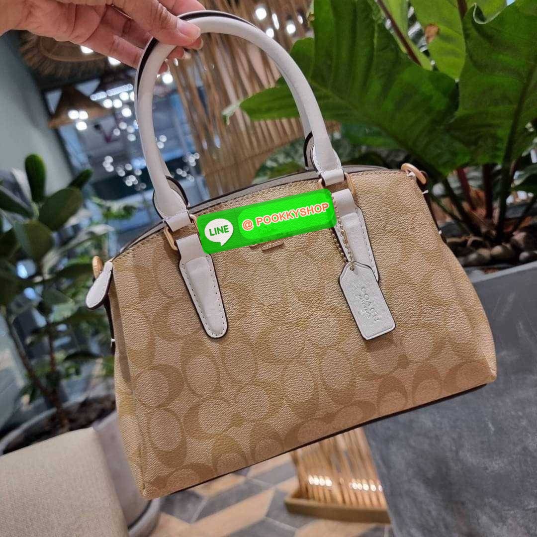 COACH F29434 MINI SAGE CARRYALL IN SIGNATURE CANVAS รุ่นยอดฮิต!! ที่สุดของกระเป๋าสะพายขายดี ต้องทรงถังมินิรุ่นนี้ วัสดุหนังแคนวาสเคลือบลาย สวย คลาสสิค มาพร้อมสายสะพายข้างและหูหิ้วในตัว ถอดออกถือคล้องแขนเก๋ๆ หรูๆยังได้ ภายในเป็นช่องโล่ง แบ่งสัดส่วนอย่างดี