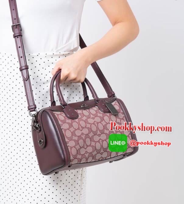 COACH IVIE BENNETT SATCHEL IN SIGNATURE JACQUARD BAG ✔️วัสดุผ้าJACQUARD +pvc ✔️ป้ายห้อยเป็นโลหะแบรนด์ ✔️เปิดปิดกระเป๋าแบบซิป ภายในใส่กระเป๋าสตางค์ใบยาวได้ ของอื่นๆจุค่ะรุ่นนี้ ✔️สายสะพายถอดออกได้ เลื่อนปรับระดับได้นะคะ