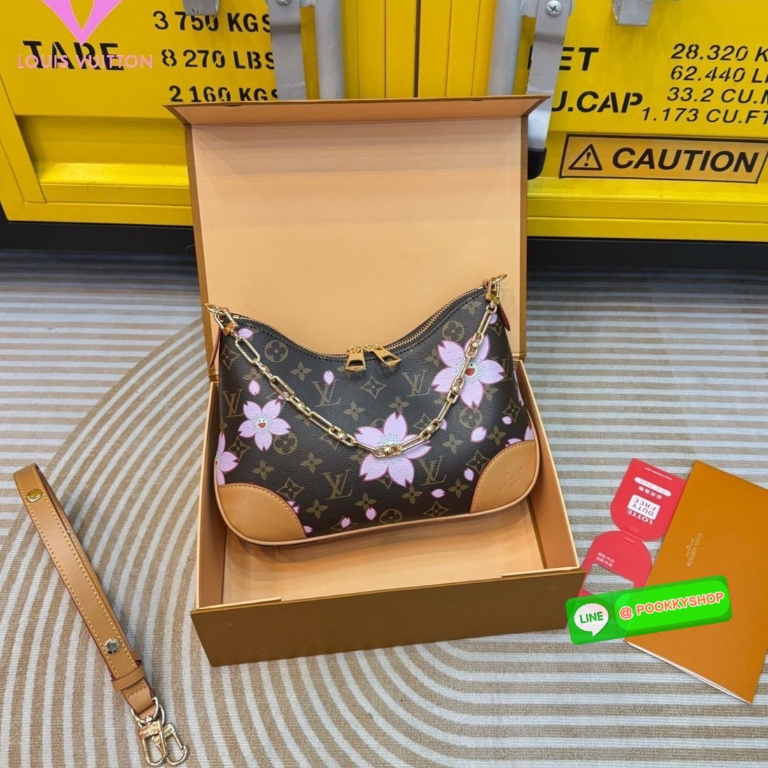 LV x TM Boulogne PM Cherry Blossom bag กระเป๋าสะพาย ดีไซน์คลาสสิครุ่นสุดปัง ปรับลุคให้มีชีวิตชีวาด้วยลายดอกไม้ซากุระเชอรี่บลอสซั่ม คอลใหม่สุดเอ็กซ์คลูซีฟ โมโนแกรมแคนวาสสุดไอคอนิกพิมพ์ลายดอกไม้สีสดใสคลาสสิค ขนาดกำลังดี ใช้งานได้สะดวกคล่องตัว ปากกระเป๋ามีซิ