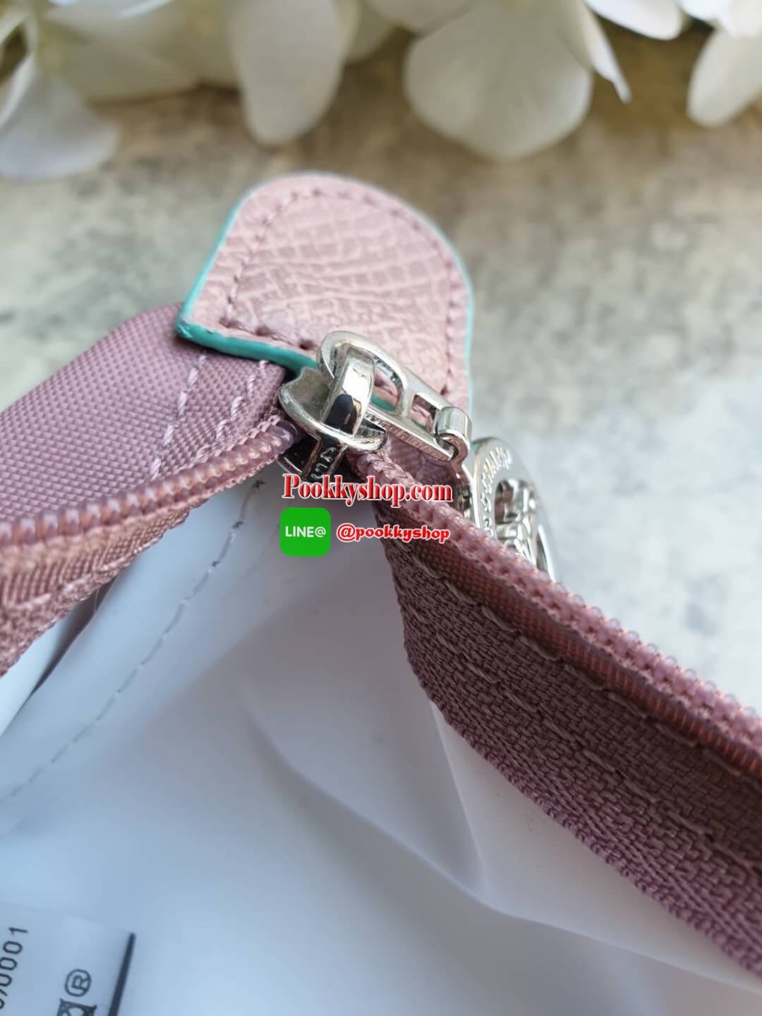 Longchamp Le Pliage Club Tote Bag Size L หูยาว วัสดุเนื้อผ้า Nylon Canvas เคลือบกันนำ้ ตัดด้วยหนังแท้ที่มีน้ำหนักเบา ดีไซน์เรียบง่ายแต่เต็มไปด้วยความคลาสสิก จนเป็นที่ชื่นชอบไปทั่วโลก Longchamp ปรับโฉม LE PLIAGE ด้วยการปักลายรูปม้า-ตราสัญลักษณ์ของแบรนด์บนผ