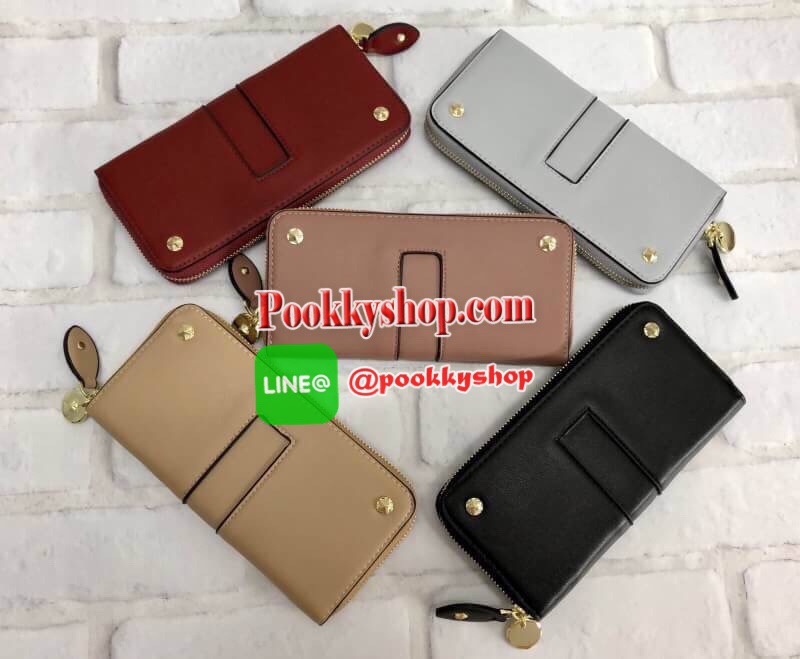 New arrival. LYN LONG WALLET BAG 2018 กระเป๋าสตางค์ใบยาวหนังเรียบ แต่งดีเทลเก๋ๆด้วยอะไหล่ทองทั้งหน้า-หลัง เปิดปิดกระเป๋าแบบซิป ที่จับซิปแบบหนังและตุ้มห้อยแบรนด์อะไหล่ทอง เก๋ทีเดียวค่ะ ภายในกระเป๋าแบ่งช่องใส่ธนบัตรและบัตรต่างๆ มีช่องซิปกลางค่ะ...ขนาดกำลังด