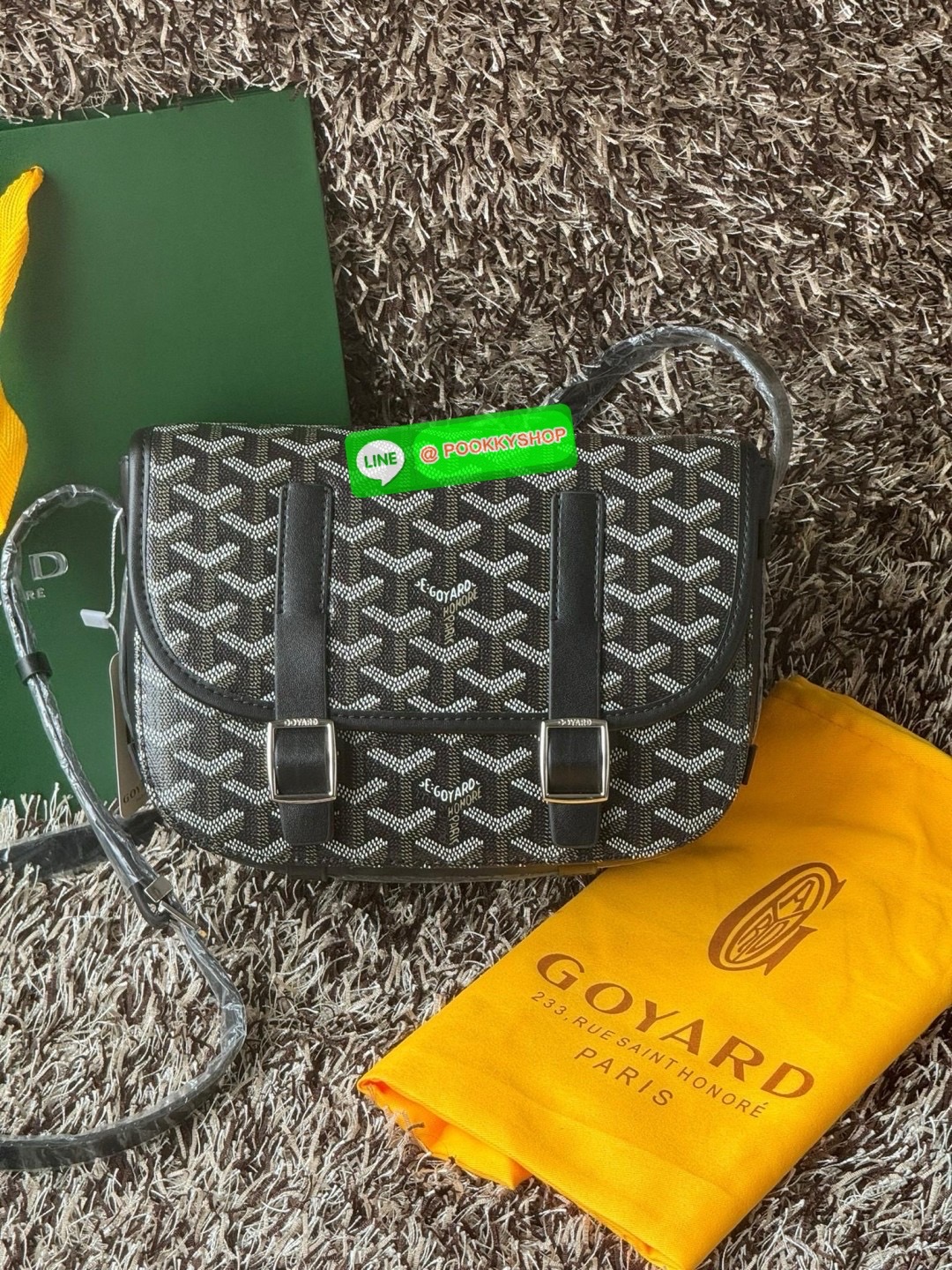Goyard Belvedere Messenger ถูกออกแบบให้มีน้ำหนักเบาเพื่อความคล่องตัวสามารถใส่สิ่งของ ได้อย่างสบายและถือได้ว่าเหมาะอย่างยิ่ง สำหรับการใส่หลากหลายโอกาสด้วยสายสะพายแบบสะพายข้าง และฝาปิดกระเป๋าทั้งสองฝั่งที่แน่นหนา และยังมีการเพิ่มลูกเล่นด้วย ช่องใส่ของทางด้า