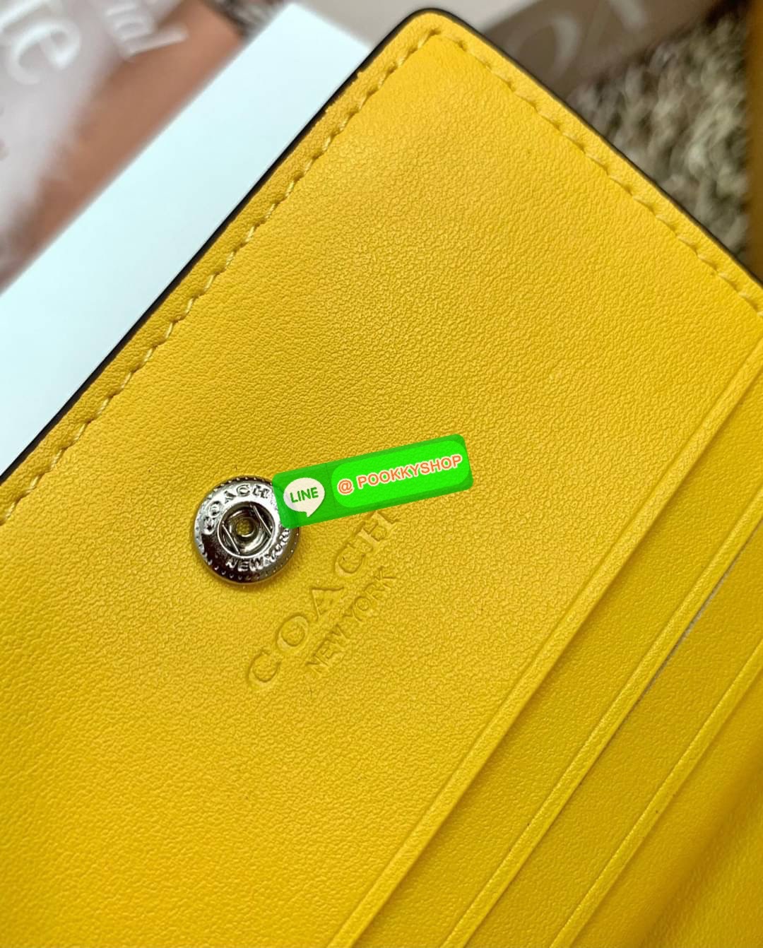 COACH SNAP WALLET ((8704//6941)) 🌍พร้อมส่ง ห้ามพลาด ก่อนหมดค่ะ! ✔️กระเป๋าเงินใบสั้น หนังแท้ แต่ละสีปริ้นลายได้สวยงาม แตกต่างกันไปค่ะ ✔️เปิด-ปิดกระเป๋าแบบกระดุม ภายในมีช่องใส่ธนบัตรตามยาว และช่องเสียบบัตร5ช่อง//มีช่องซิปแยกฝั่งห้อยด้ว