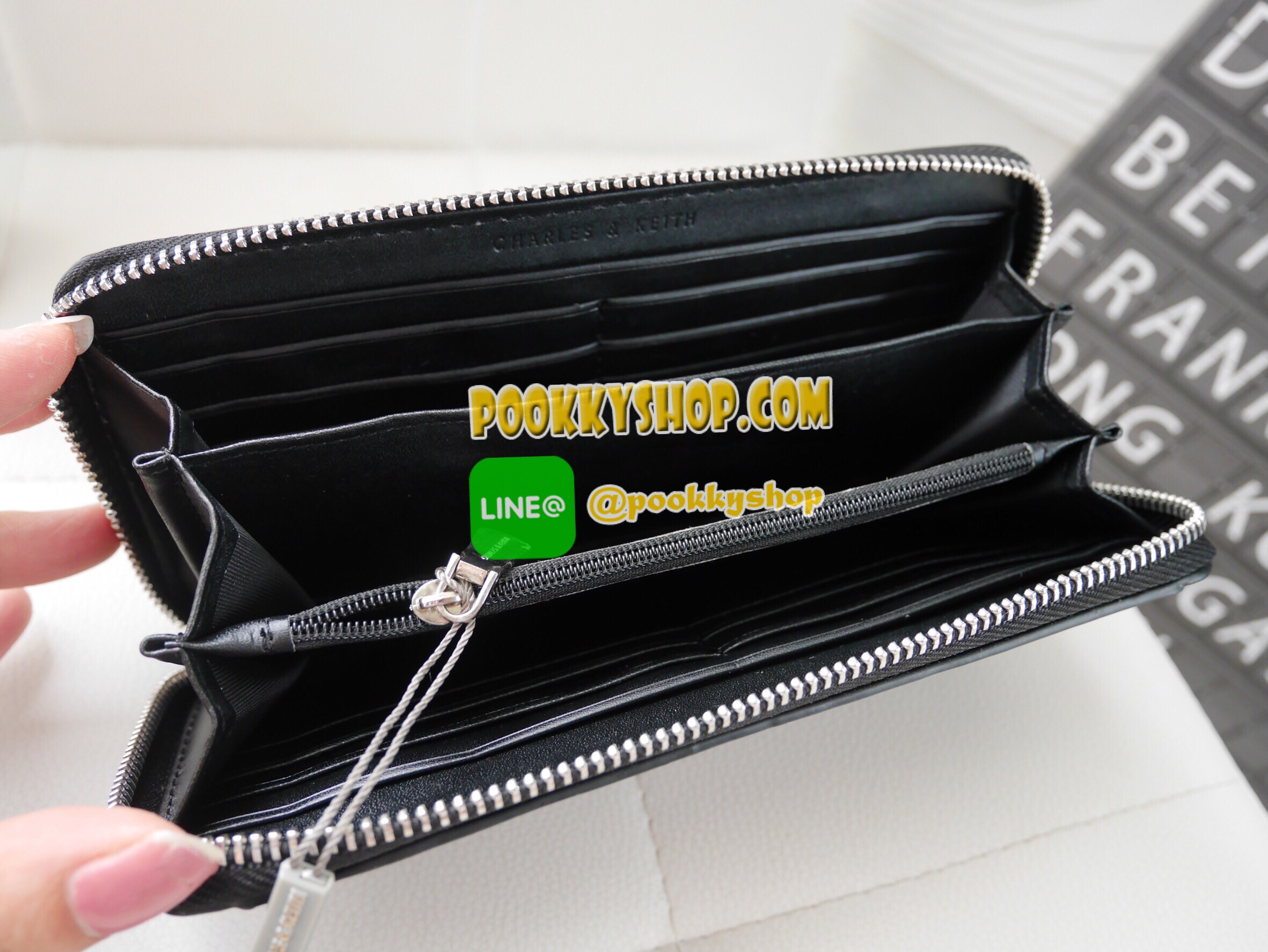 กระเป๋าสตางค์ยาว ซิปรอบ ดีไซน์ คลาสิค รุ่นใหม่ ยี่ห้อ CHARLE & KEITH ด้านหน้าตกแต่งซิปสุดเก๋ ให้ความสวย ดูดี เรียบหรู เปิดปิดด้วยซิปยาว ด้านหน้าปั๊มสกรีนยี่ห้อ โดดเด่น ในสไตส์ค่ะ ด้านในใส่บัตรได้มากกว่า 12 ใบ ช่องกลางเป็นซิป เก็บเหรียญได้ค่ะ สาวๆที่ชอบ คว