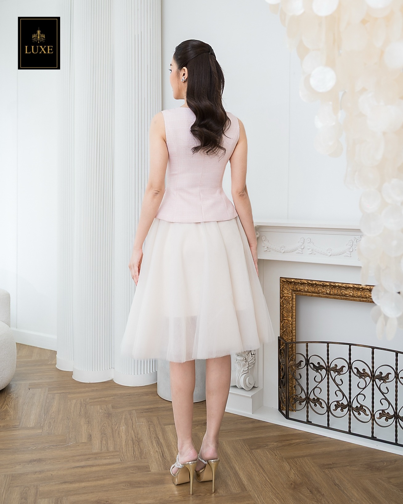 เสื้อแฟชั่น เสื้อกั๊กแขนกุด ติดกระดุมผ่าหน้า แต่งกระเป๋าและเข็มกลัดดอกไม้