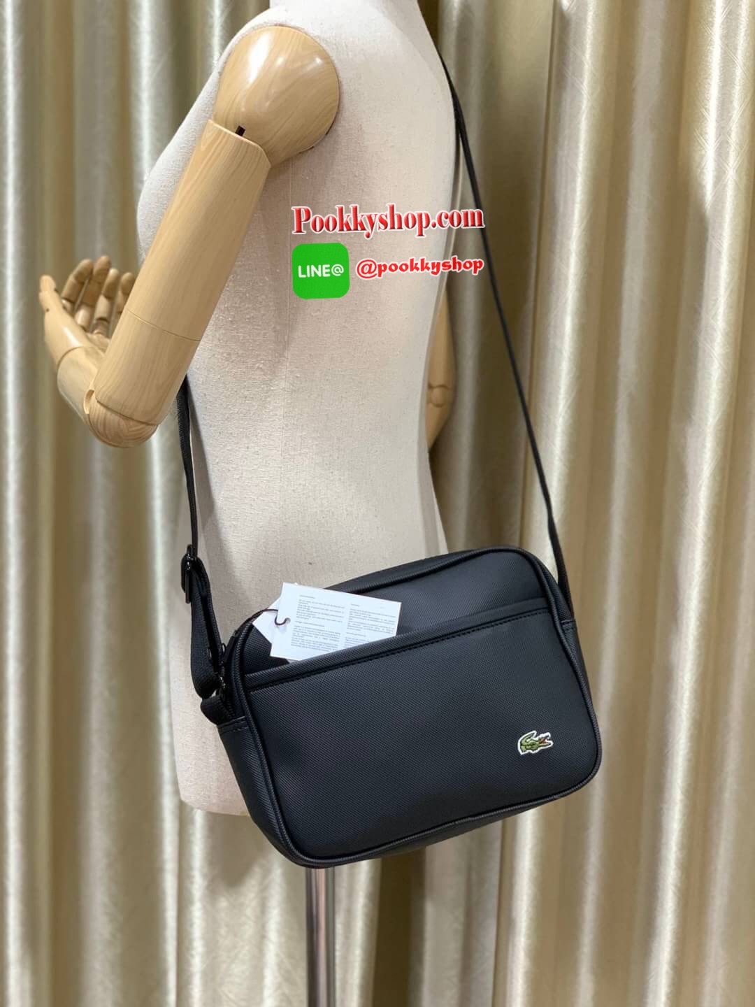 ลาคอส Classic Shoulder Bag Crossbody Bag กระเป๋าสะพายที่สามารถสะพายได้ทั้งสายคู่และสายเดี่ยว รูปทรงกว้างในลักษณะแนวนอน ใส่กระเป๋าสตางค์ยาว มินิไอแพคได้วัสดุpvc100% กันน้ำได้ เปิดปิดด้วยซิปเดียวใช้งานง่าย ด้านหน้ามี1ช่องใช้งานเสียบมือถือหรือของจุกจิกได้