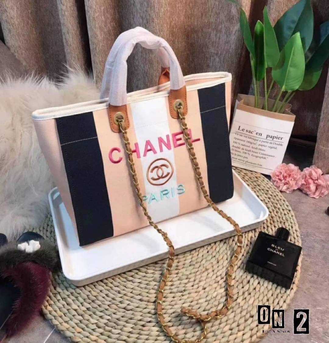 Chanel shopping bag กระเป๋าสะพายข้างงานปั๊มแบรนด์ chanel ลายใหม่ล่าสุด ตัวกระเป๋าผลิตจากผ้าแคนวาส งานปักแน่น ภายในเป็นผ้าซับอย่างดี ปักโลโก้เป๊ะทุกตัว งานจริงสวยมากๆค่าาา