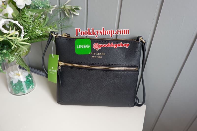 Kate Spade new york saffiano crossbody bag ด้านหน้ามีหนึ่งช่องซิปสำหรับใส่มือถือหรือของจุกจิก เปิดปิดกระเป๋าช่องหลักแบบซิป ด้านในโล่ง มีช่องให้ใส่ของจุกจิกหนึ่งช่อง สายสะพายถอดไม่ได้ เลื่อนปรับระดับได้