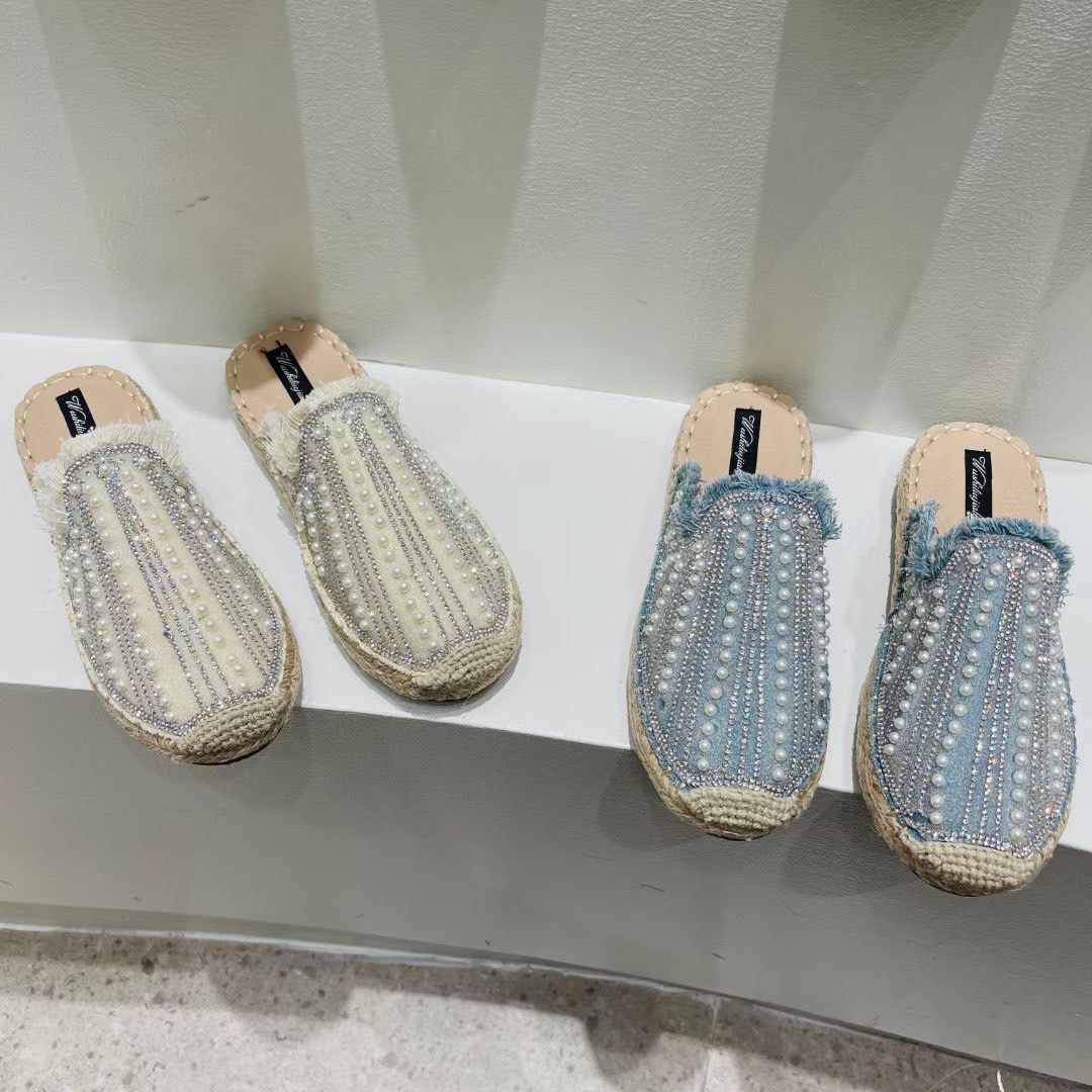 พร้อมส่งคะ รองเท้าเปิดส้น งานsignature มาพร้อมมุข งานสวยยืน1 🥇มาแล้วจ้าทรงสวยอย่างดี งานเกร๋เรียบหรูดูแพง ตัวนี้ห้ามพลาด ใส่สบายจะแมตช์กับกางเกง👖หรือกระโปรง👗ก็ได้ค่ะ แม่ค้าคอนเฟริม ห้ามพลาดเลยจ้าตัวนี้แนะนำ อย่าช้ารีบเลย