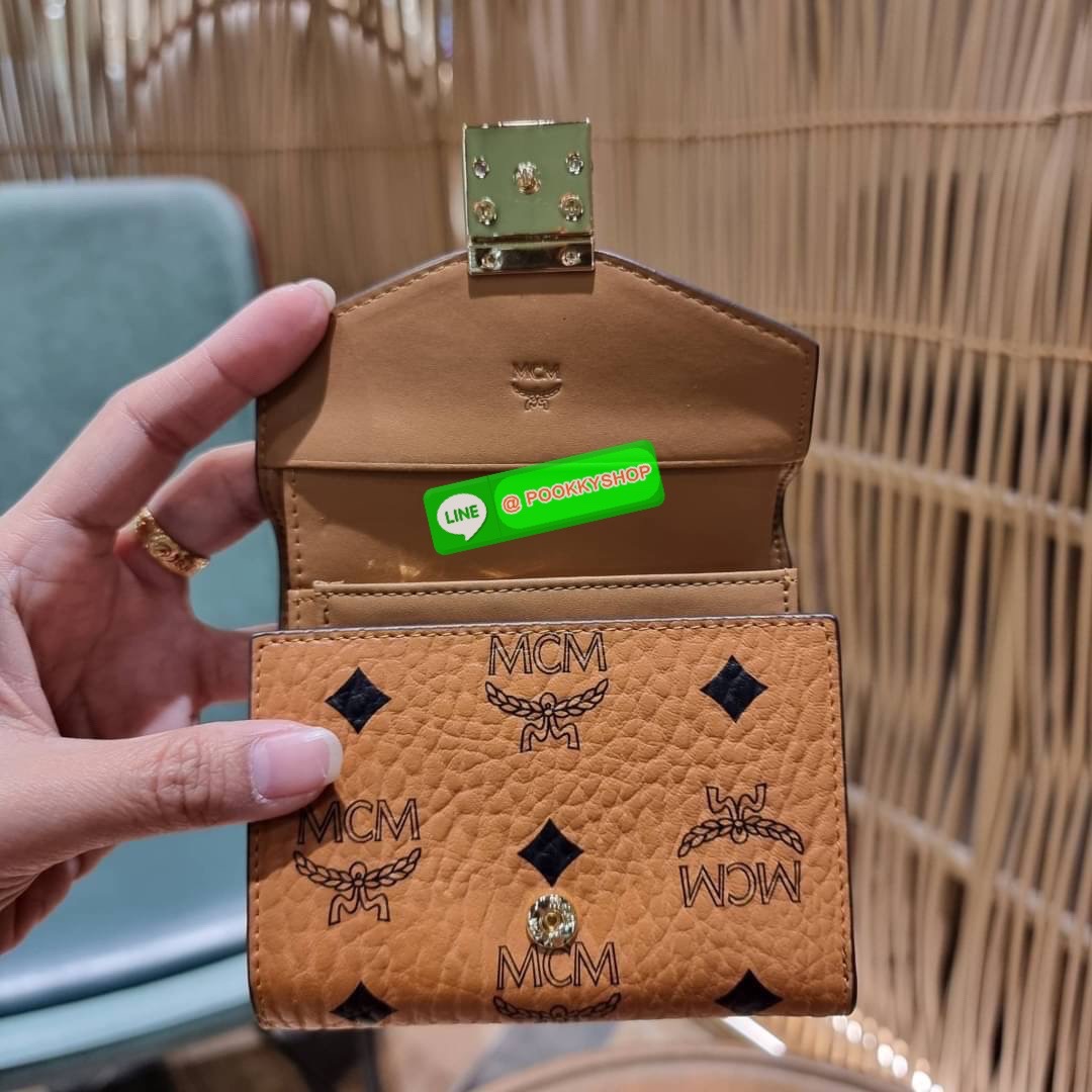 MCM PATRICIA THREE-FOLD WALLET IN VISETOS ดีไซน์ใหม่ กระเป๋าสตางค์ใบเล็ก รุ่นฝาพับ unisex ใช้ได้ทั้งหนุ่มๆและสาวๆน้า ใช้งานง่าย ด้วยกระดุมโลโก้ พกพาง่าย วัสดุหนังแคนวาสคุณภาพดี ภายในเป็นหนังแท้ นิ่ม สวย ใส่บัตรได้เยอะ ใส่ธนบัตรได้ทุกชนิด👍👍