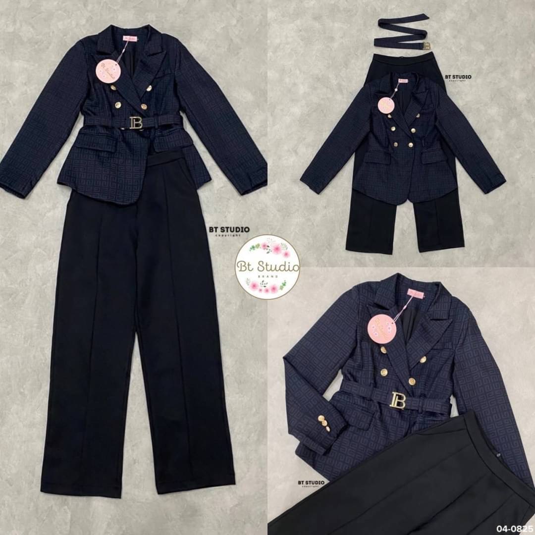 เซท 3 ชิ้น เสื้อเบเซอร์คอปก แขนยาวแต่งกระดุมสีทองปั้มโลโก้ที่ตรงกลาง และปลายแขน มาพร้อมสายเข็มขัดคาดเอวสีเดียวกันกับเสื้อ หัวเข็มขัดแต่งสีทอง แมทซ์กับกางเกงขายาวตีเกล็ดด้านหน้า กระเป๋าใช้งานได้จริง งานสวย คัตติ้ง เนื้อผ้าดี ห้ามพลาดเลยจ้าา