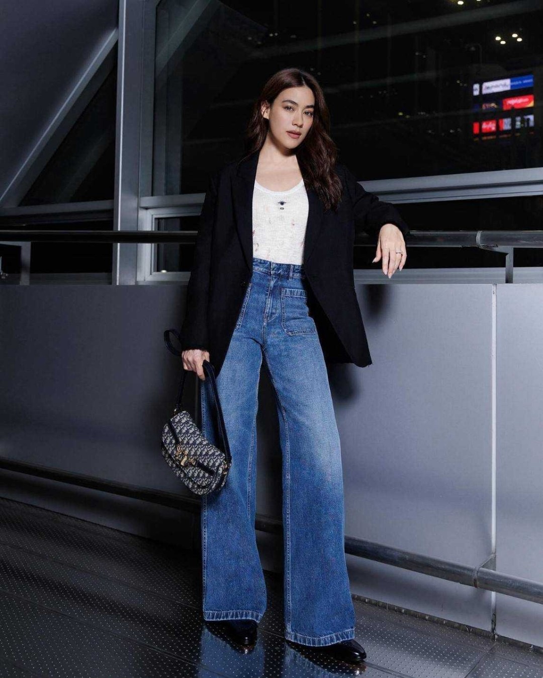 กระเป๋าสะพายทรงสวย ดีไซน์โลโก้โดดเด่นและหรูหรา ดีเทลดูดีมีกิมมิคในตัว