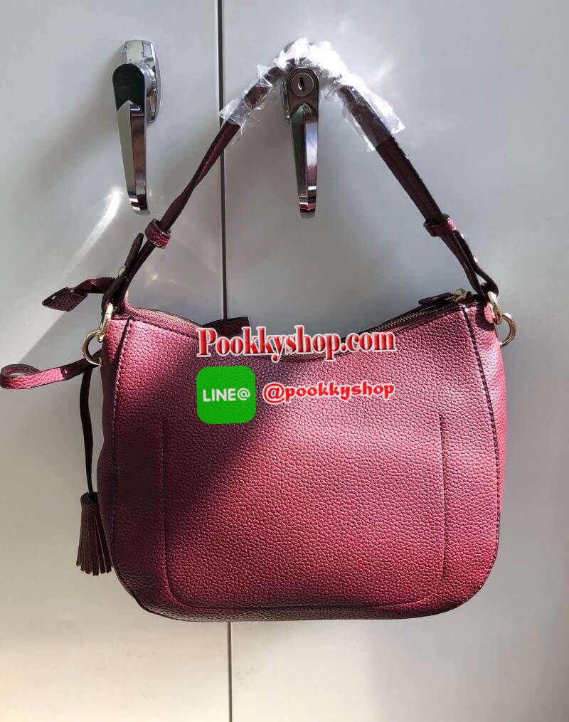 New Kate spade new york shoulderbag พร้อมส่งค่ะ นานๆจะมีมา!!! กระเป๋าสะพายไหล่หรือสะพายข้างได้ วัสดุหนังลายลิ้นจี่ ลายหนังสวย นิ่ม น่าใช้มากๆค่ะ ทรงฮิตเลยจ้าา ด้านหน้ามีพวงหนังผูกโบว์ห้อยยาวลงมา ตอกย้ำความสวยมาเพิ่มให้นะคะ เปิดปิดกระเป๋าแบบซิป ภายในโล่ง ใ