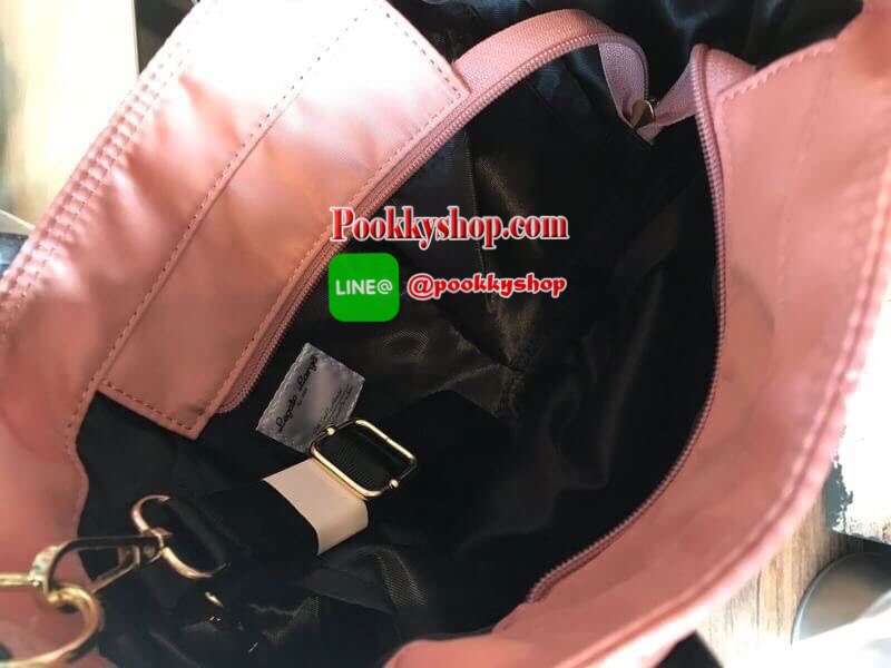 New Collection!! Anello & Legato Largo Quitting 2Way Tote Bag คอลเลคชั่นใหม่จาก Anello ดีไซน์โดดเด่นด้วยการเย็บเป็นตารางแบบนูน วัสดุ Nylon กันน้ำได้และน้ำหนักเบา หูจับเป็นหนัง ด้านหน้ามี1ช่องซิป ช่องใหญ่เปิดปิดด้วยซิปเดียว ภายในช่องใหญ่มีช่องเล็กจัดเก็บขอ
