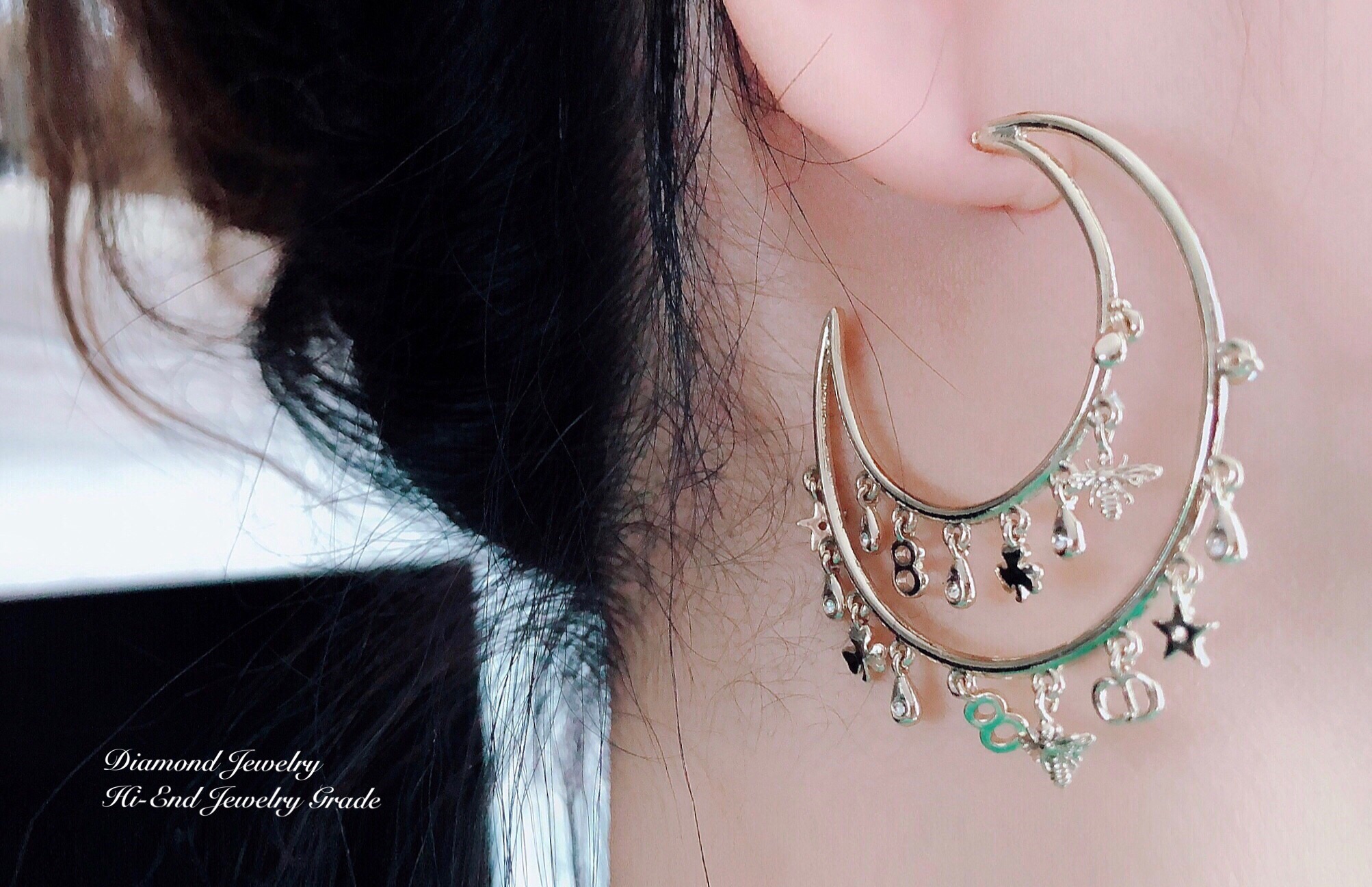 New Arrival !!!! Christian Dior Earring ต่างหูห่วงพระจันทร์คริสเตียนดิออ งานโซ่ คอลเลคชั่นใหม่ล่าสุด งานเพชร CZ แท้ อะไหล่สีทองเงารับรองสวยวิ้งมากกกกก งานดี ตัวเรือนเงาวิ้งมากๆคะรับประกันความพอใจเลยค่ะ ตัวเรือนสีทองเงาดูหรูมากๆค่ะ ใส่ออกมาน่าร๊ากกกก จัดเล