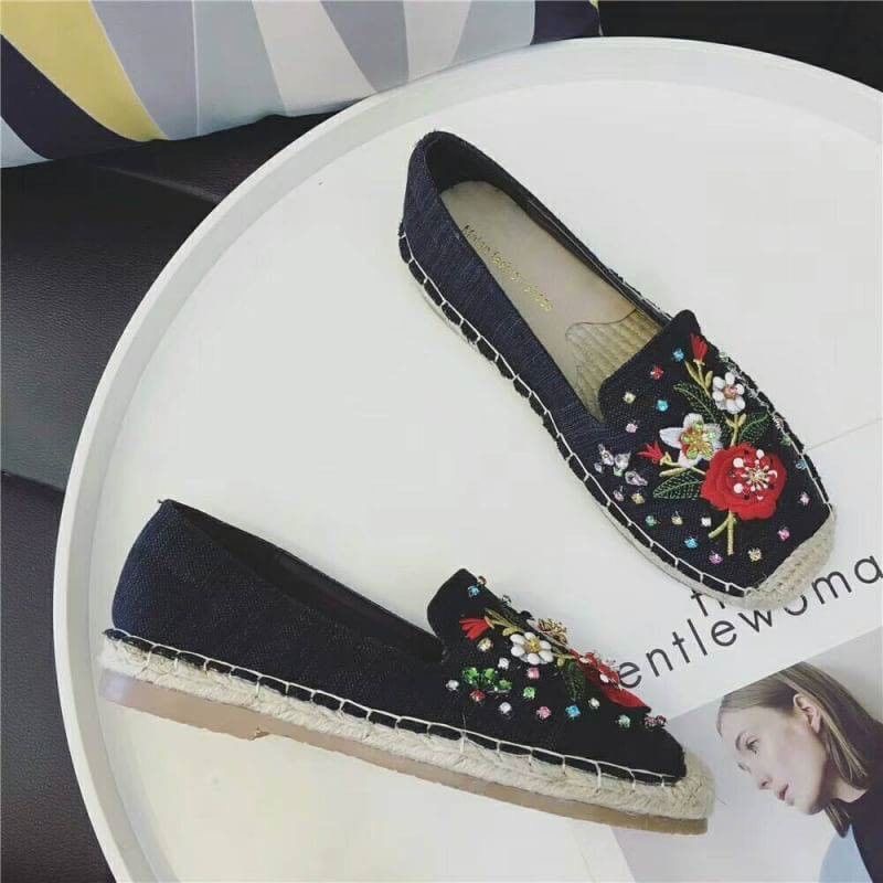 พร้อมส่งเลยจ้า slip on shoes งานสวยๆพร้อมเสิร์ฟจ้า ตัวนี้ห้ามพลาด ร้องเท้าslip on งานปัก(ดอกไม้)))ดอกไม้ ปักเพชร งานสวย แม่ค้าคอนเฟริม ห้ามพลาดเลยจ้าตัวนี้แนะนำ อย่าช้ารีบเลย