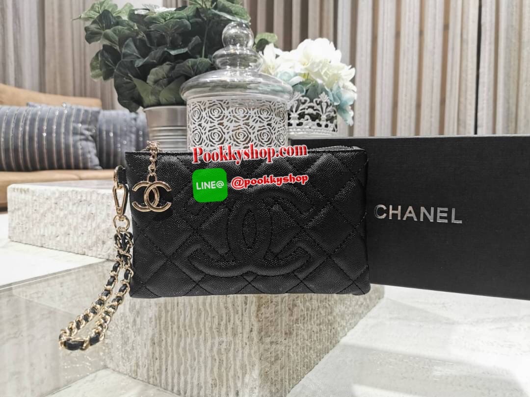Don't Miss! Chanel Clutch Bag Gift With Purchase (GWP) กระเป๋าคล้องเเขนรุ่นใหม่พรีเมี่ยมกิ้ฟจาก Chanel Counter วัสดุหนังคาเวียร์สวยหรูเปิดปิดด้วยซิปสะดวกใช้ ห้อยอะไหล่โลโก้แบรนด์สีทองเพิ่มดีเทลเก๋ ภายในมีโลโก้ สามารถใส่กระเป๋าสตางค์ มือถือ iphone บัต