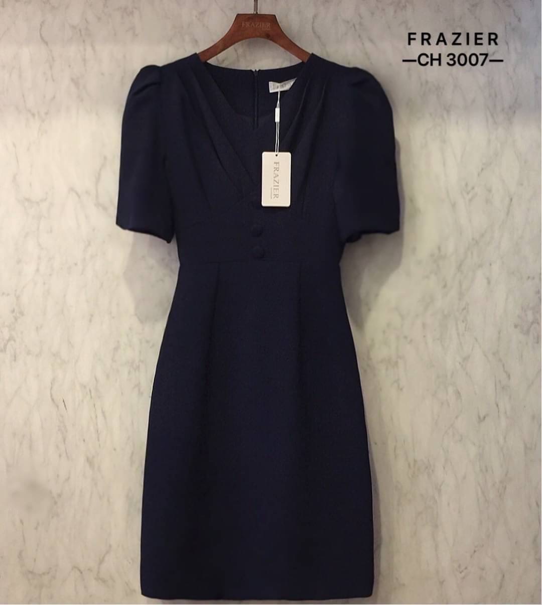 Dress คอวีจีบอก ทรงต่อเอวแต่งกระดุมเก๋ๆ ตัวนี้ทรงดีแพทเทรินสวย ทรงเป๊ะมากค่ะ ผ้าเนื้อดีการันตีผ้านิ่มใส่สบาย งานซับในทั้งตัวค่า