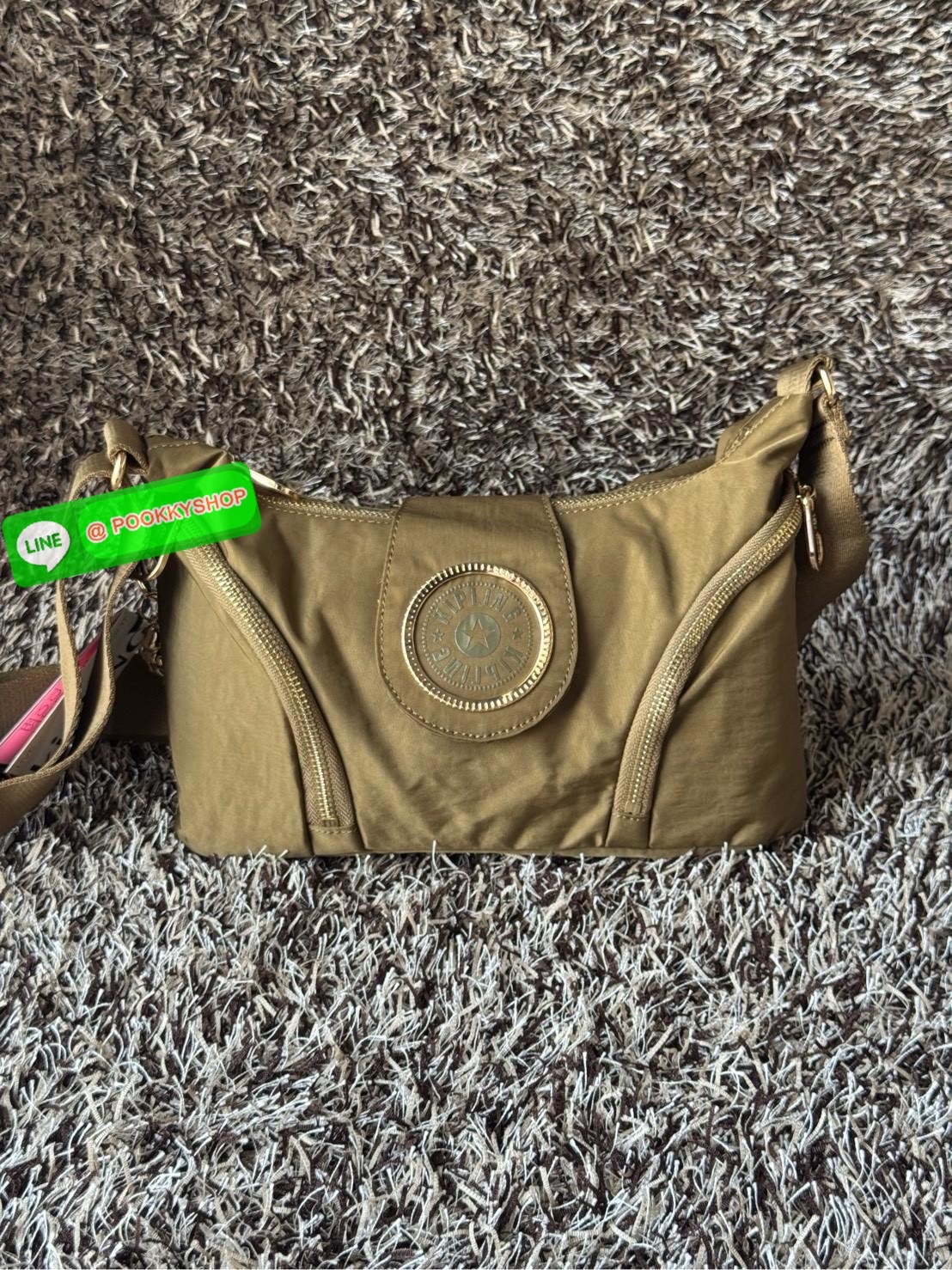 Kipling Syro Shoulder bag กระเป๋าในสไตล์มินิมอล แต่สามารถใส่สิ่งของได้ครบครัน มีทั้งช่องซิปภายในและนอก น้ำหนักเบา มีสายสะพายครอสบอดี้ได้