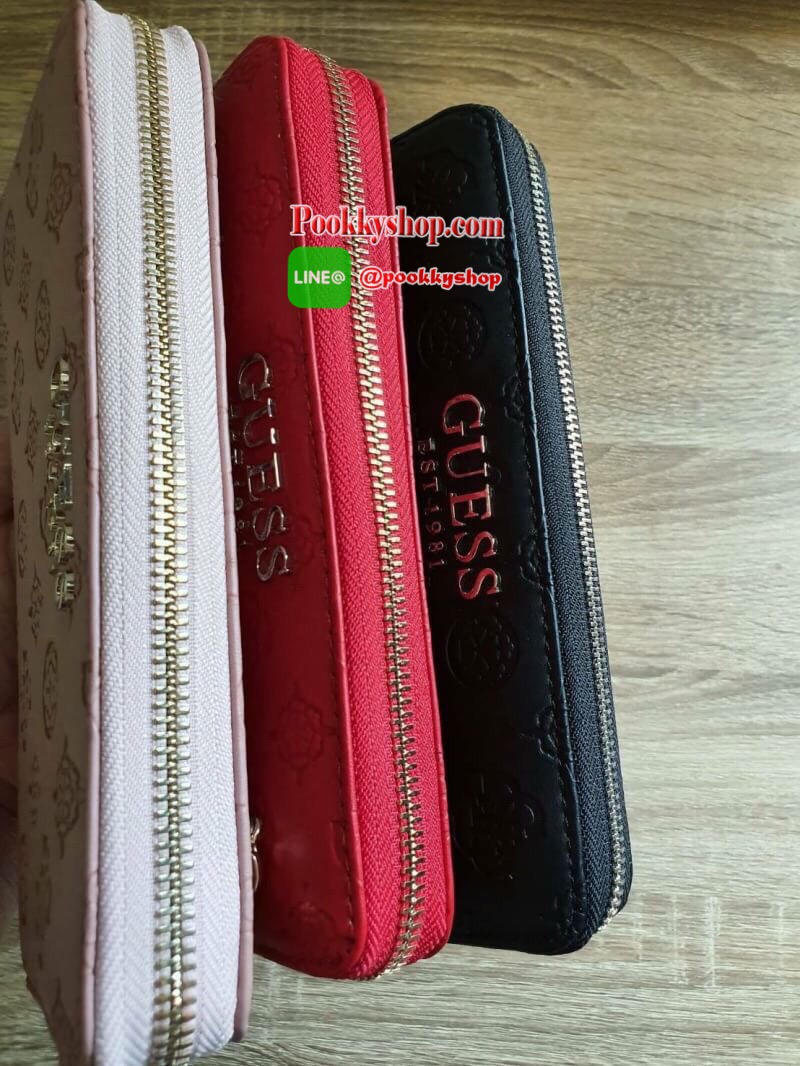 NEW ARRIVAL! GUESS WOMEN'S 2019 LONG WALLET กระเป๋าสตางค์ใบยาวหนังแต่งลายสุดหรู ด้านหน้าประดับโลโก้แบรนด์ เปิดปิดด้วยซิปมาพร้อมสายคล้องมือถอดแยกได้ ด้านหลังมีช่องซิป หัวซิปปั๊มแบรนด์ทุกจุด ภายในมีถึง 4 ช่อง มีช่องใส่ธนบัตรหลายช่อง ช่องซิปกลางและช่องใ