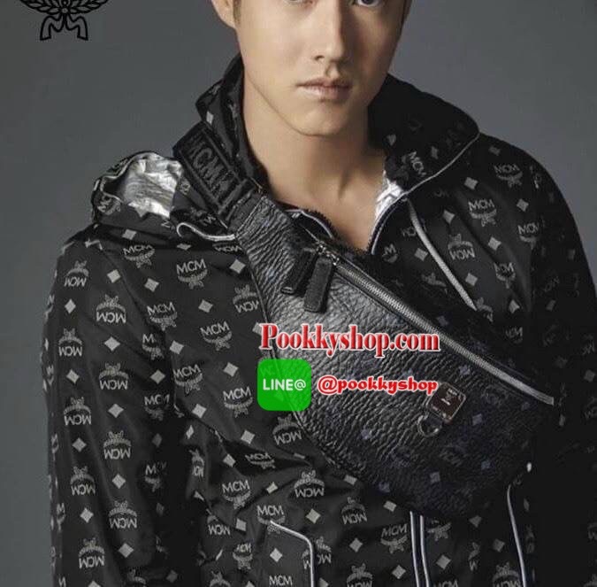 MCM Fursten ลาย Visetos กระเป๋าคาดอก/เอว ที่เข้ากับทุกไลฟ์สไตล์ จะคาดรอบเอวหรือพาดลำตัวก็ให้ลุคสตรีทแบบทันสมัย วัสดุหนังสังเคราะห์เคลือบผิวลาย Visetos หนังดีมากๆ ค่ะเปิด-ปิดด้วยซิป 2 ทาง ด้านหลังมีช่องซิปยาว 1 ซิป ด้านในโล่งกว้าง และมีช่องสำหรับเก็บของจุก