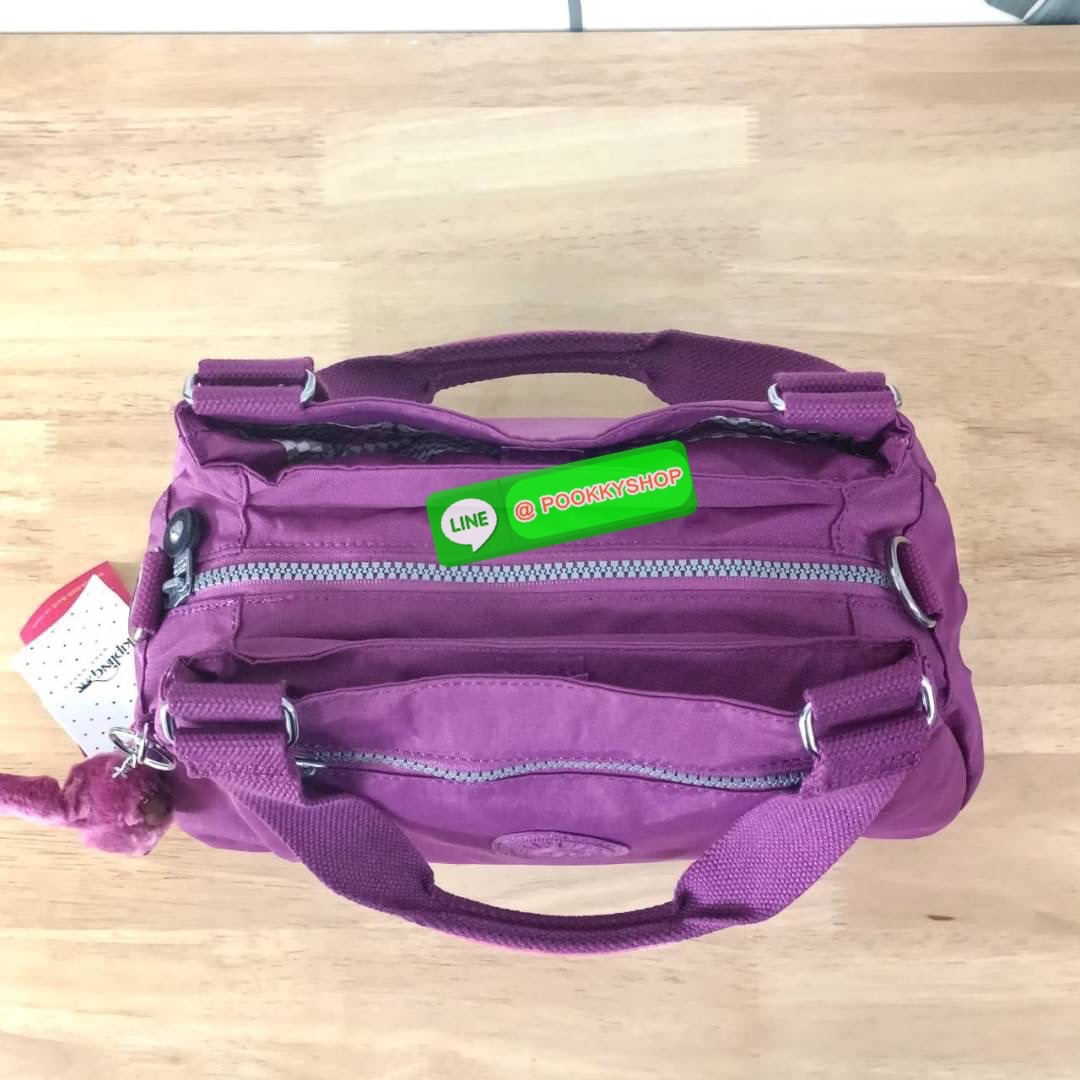 KIPLING ELISE HANDBAG กระเป๋าถือและสะพายไหล่ วัสดุ Nylon +Polyester ขนาดกำลังพอดี จุของได้มาก มีหูจับสองสาย ถือสะดวก น้ำหนักเบา มีช่องซิป ด้านหน้า ช่อง กระเป๋าหลักเปิด-ปิดด้วยซิป มี3 ช่องว่างใส่ของได้จุมากๆ ใส่มือถือได้ กระเป๋าสตางค์ใบยาว และ เครื่องสำอาง