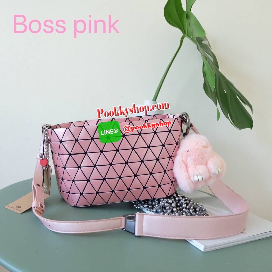 ใหม่ล่าสุด กระเป๋า จากแบรนด์ David Jones กระเป๋าถือ/สะพายข้างดีไซน์เกร๋มาก สีสวยหรูมาก ขนาดกำลังดีเลย น้ำหนักเบามากคะ ภายในมีช่องเก็บของจุกจิกได้ พิเศษ !! แถมน้องกระต่ายขนฟู เข้าset กับกระเป๋าเลยค่า น่ารักมากๆ มีถุงผ้าแบรนด์ให้คะ ใบจริงสวยมากคะ ดีต่อใจ มี