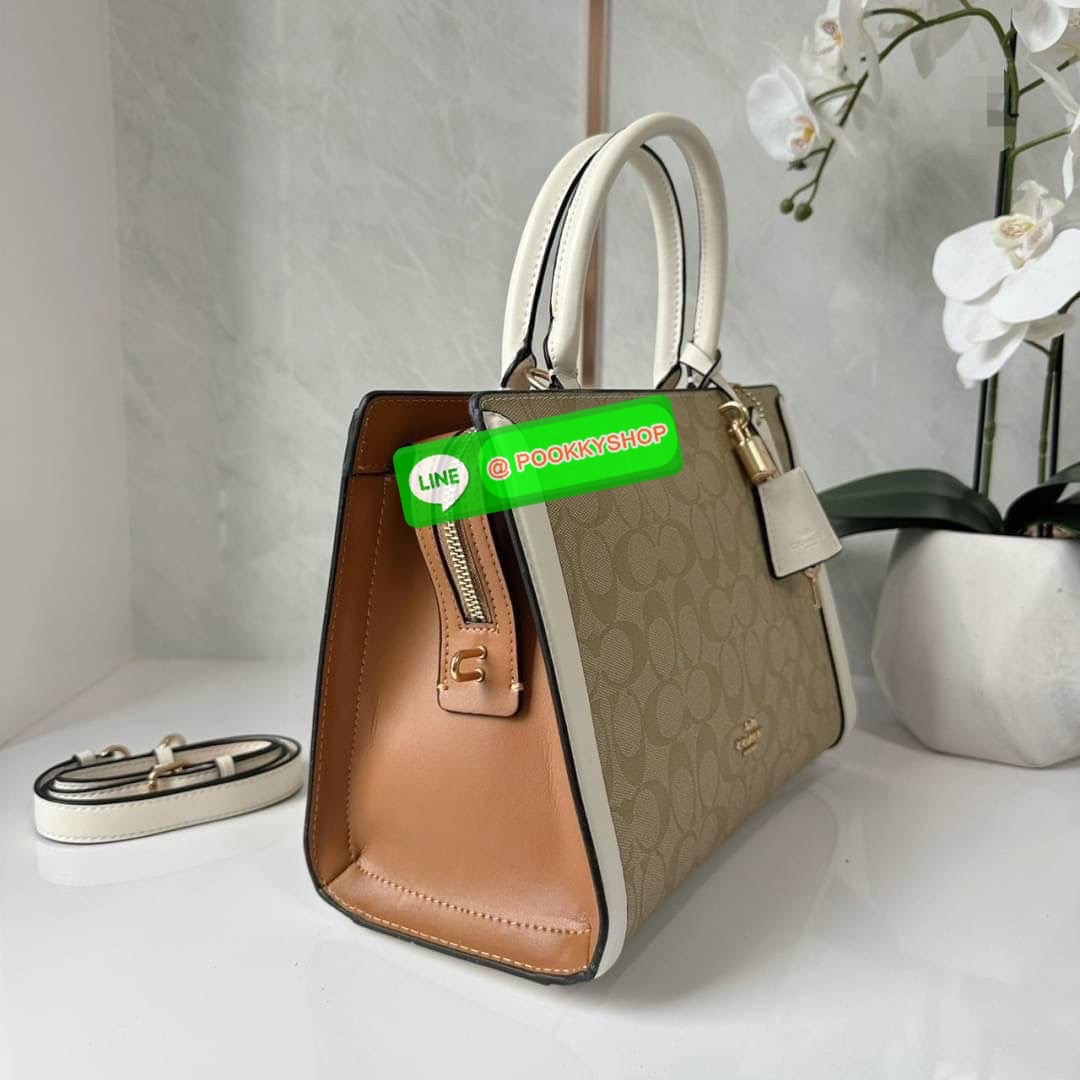 COACH ZOE CARRYALL IN SIGNATURE CANVAS (F87665) 🔖กระเป๋าถือหรือสะพาย ผู้ดีคุณนาย 🔖วัสดุหนังแคนวาส ตัดขอบหนังแท้ 🔖🔖เปิด-ปิดด้วยซิปคู่ ตกแต่งด้วยตัวล็อคแม่กุญแจห้อยด้านหน้า ด้านในเป็นช่องกว้างใส่ของได้เยอะ 🔖สายสะพายยา