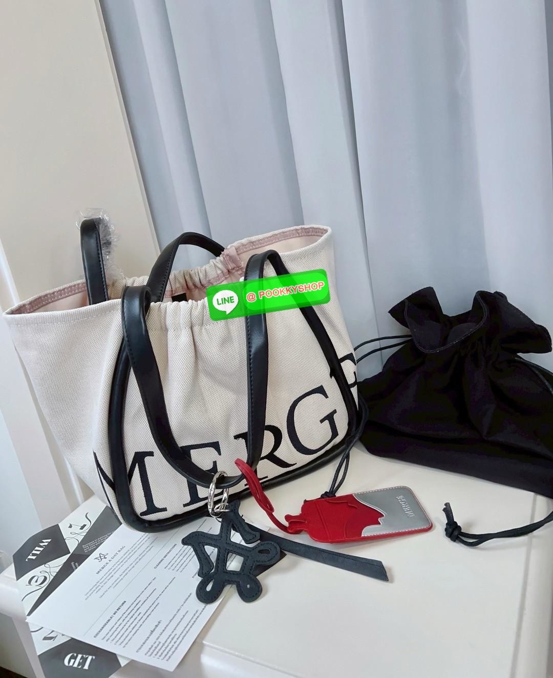 MERGE A DAY MEDIUM BAG 🔖พร้อมส่ง! กระเป๋าหิ้วหรือคล้องไหล่ ทรงสวย วัสดุผ้าทอเทคนิค Flyknit อย่างดี แต่มีน้ำหนักเบา หูหิ้วแบบหนังมีความแข็งแรงในการใช้งานค่ะ ภายในโล่งกว้าง ใส่สัมภาระได้เยอะค่ะ