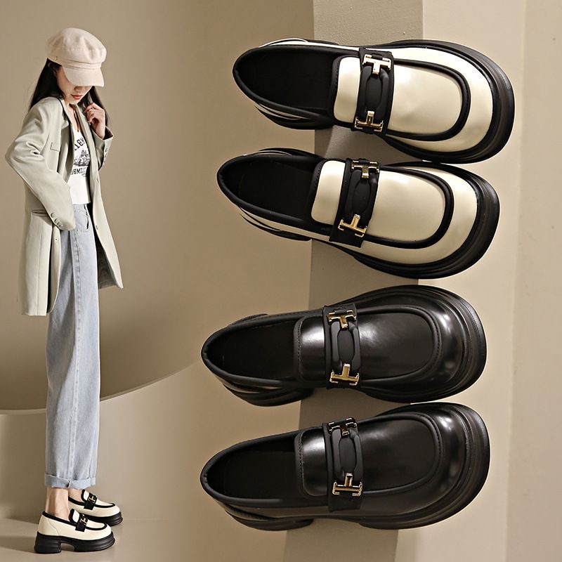 สินค้ามาใหม่ พร้อมส่งเลยค่ะ... แฟชั่นเกร๋ๆอินเทรนด์ฮิต ชิคๆคูลๆดูเก๋มีสไตล์ วัสดุ pu เนื้อหนานุ่มคุณภาพดี แต่งอะไหล่ด้านหน้า สวมใส่สบายมากก พื้นรองเท้าหนา 5 c.m. ใส่แล้วสูงเพรียว งานน่ารักมากๆจ้า ไม่ผิดหวังแน่นอน