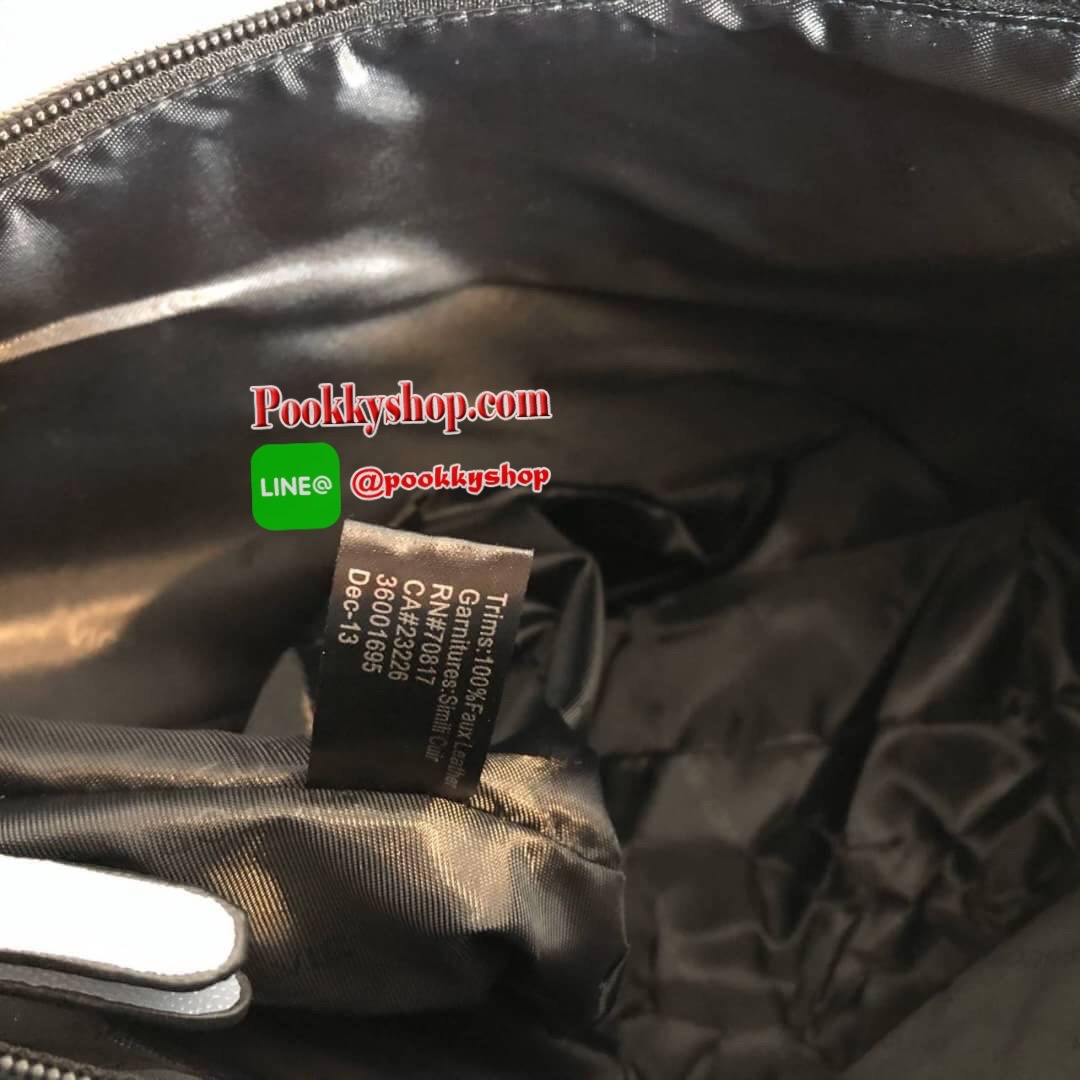 Victoria’s Secret Tote Bag 2019 กระเป๋าถือหรือสะพายลายหนังคาเวียร์ สวยด้านหน้าประดับด้วยโลโก้ ตัวกระเป๋าแต่งด้วยลายปักสวยเก๋ ปากกระเป๋าเปิดปิดด้วยซิปสะดวกใช้ ภายในมีช่องโล่งและช่องเล็กไว้แบ่งเก็บของ ใส่หนังสือ เอกสาร A4 Notebook ipad กระเป๋าสตางค์ ของใช้ไ