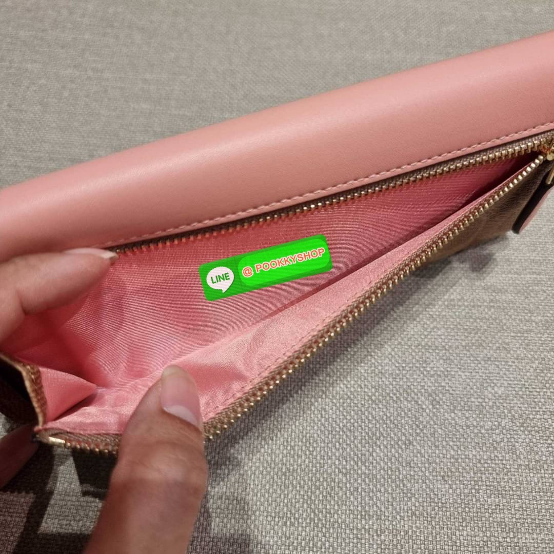 COACH 31547 SOFT WALLET IN COLORBLOCK SIGNATURE CANVAS คัมแบคแล้วน้า กับไอเท็มหายาก กระเป๋าสตางค์ใบยาวแบบพับ ขนาดกำลังสวย ดีไซน์คลาสสิคเอกลักษณ์ วัสดุหนังแคนวาสเคลือบลาย เปิด-ปิดด้วยกระดุม ภายในใส่บัตรได้เยอะ ใส่ธนบัตรได้สบายๆ ใบจริงสวยปังทุกสี ใครมองหากร