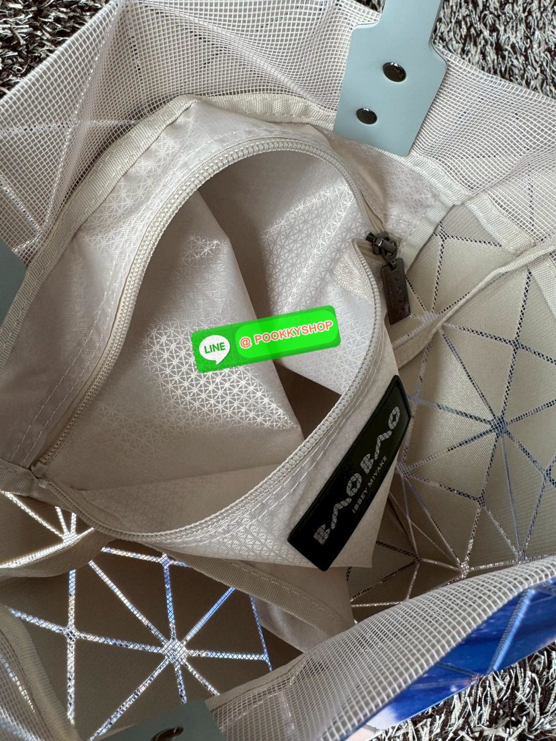 Baobao Issey Miyake x Labubu tote bag อีกหนึ่งซีรีย์สุดลิมิเตทที่น่าสะสม กำลังเป็นกระแสสำหรับ Labubu อาร์ตทอยชื่อดังที่ทุกคนรู้จัก คอลเลคชั่นนี้สื่อถึงความรู้สึกอารมณ์ผ่านตัวละครออกมาได้ดีเลยทีเดียว เป็นกระเป๋า ที่เหมาะกับการใช้งานในชีวิตประจำวัน ด้วยขนาด