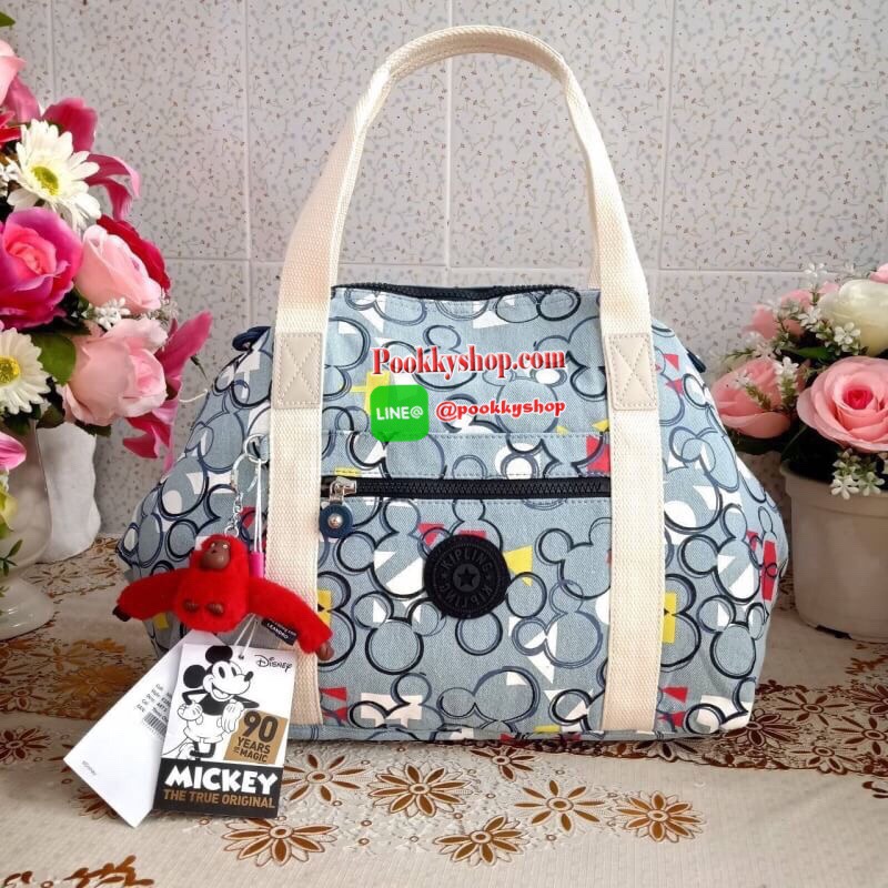 Disney's® 90 Years of Mickey Mouse Handbag 👍 รุ่น ART size L 👍กระเป๋าผ้าคิปลิงสะพายไหล่ได้ ครอสบอดี้ได้ มีสายยาวให้ 👍สามารถปรับสไตล์กระเป๋าได้2รูปแบบ เป็นtote หรือเก็บหูกระเป๋าก็ได้ 👍ช่องใหญ่ใส่ของได้จุ เปิดปิดด้วยซิป