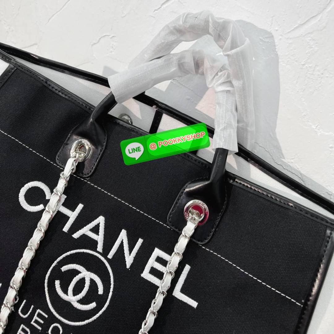 🌟 New Arrival !! รุ่นที่สาวๆรอคอย CHANEL CANVAS TOTE BAG จากงานพรีเมี่ยม VIP GIFT รุ่นดังเลยค้า SIZE ใหญ่อลัง ตัวกระเป๋าเป็นผ้า CANVAS เนื้อดีสมราคา อะไหล่เงินปั้มแบรนด์แท้ทั้งใบ ด้านหน้าปักแบรนด์สุดหรู จุของได้เยอะมากก มีช่องซิป/ใส่ของเป็นสัดส่วน