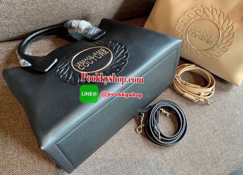 New arrival !! VERSACE JEANS COUTURE HAND BAG 2019 กระเป๋าถือ//สะพายข้างได้ วัสดุหนังเรียบ ผิวลื่น น้ำหนักเบา ด้านหน้ามีโลโก้แบรนด์หรู เปิดปิดปากกระเป๋าแบบกระดุมแม่เหล็ก แบ่งเป็น2ช่องใหญ่ใส่ของนะค่ะ แต่ละช่องกว้างมากทีเดียว มีช่องซิปและช่องเล็กใส่จองจุกจิ
