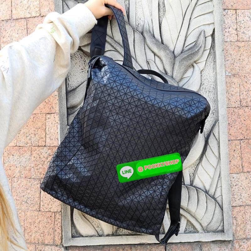 BAO BAO ISSEY MIYAKE LARGE BACKPACK ผู้ที่มักใช้งานกระเป๋าเป้ในชีวิตประจำวัน ส่วนมากจะอยู่ในวัยนักเรียน-นักศึกษาหรือวัยทำงาน ซึ่งรุ่นนี้ตอบโจทย์การใช้งานได้เป็นอย่างดี เป็นเป้ที่มีช่องสำหรับใส่สัมภาระประมาณหนึ่ง เพื่อให้สามารถจัดเก็บสิ่งของได้อย่างเป็นระเ