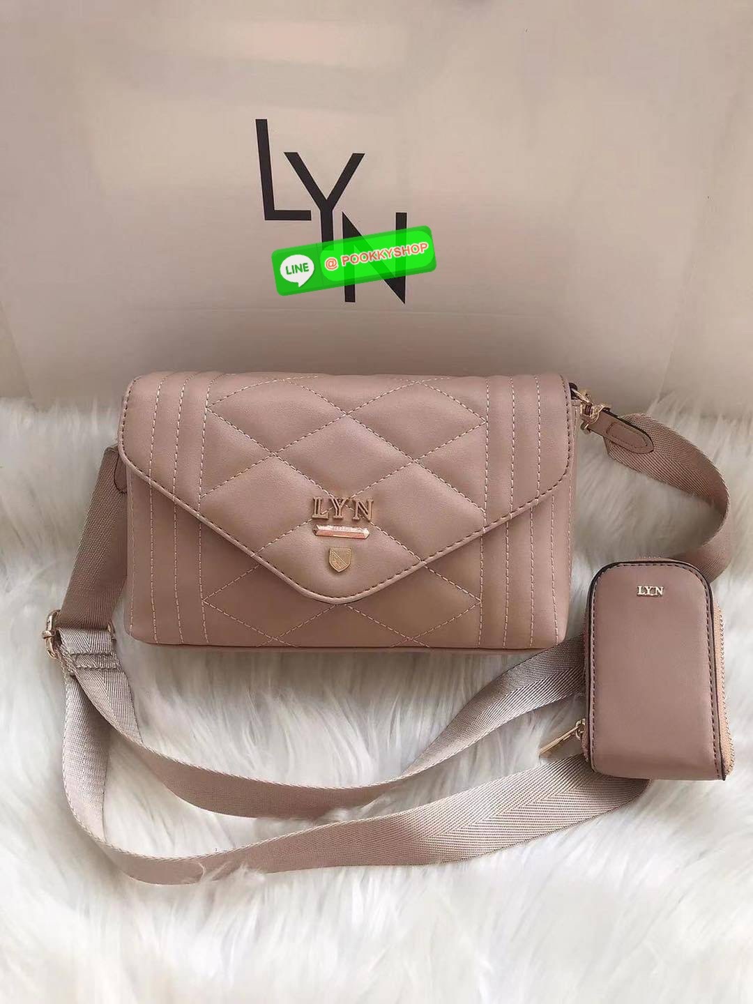 กระเป๋า Lyn สะพายข้าง คอลเล็คชั่นใหม่ มีใบลูกด้วยนะคะ สายสะพาย sport สามารถปรับระดับได้ค่ะ ด้านในใบแม่แบ่งเป็น 2 ช่องใช้งาน