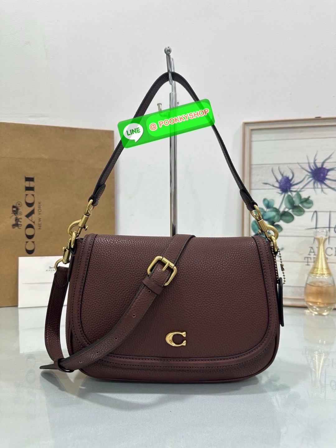 เรียบ หรู แต่ดูแพงแบบไม่ตั้งใจ Coach CU099 – Studio Shoulder Bag รุ่นฮิตสุดมินิมอล ตัว C เล็กหรูบนหนังสีคลาสิค ทรงสวยสะพายได้ทั้งถือไหล่และ crossbody ไม่ว่าจะใส่ลุคไหน… ก็เปลี่ยนเป็นลุคคุณหนูมีคลาสได้ในพริบตา