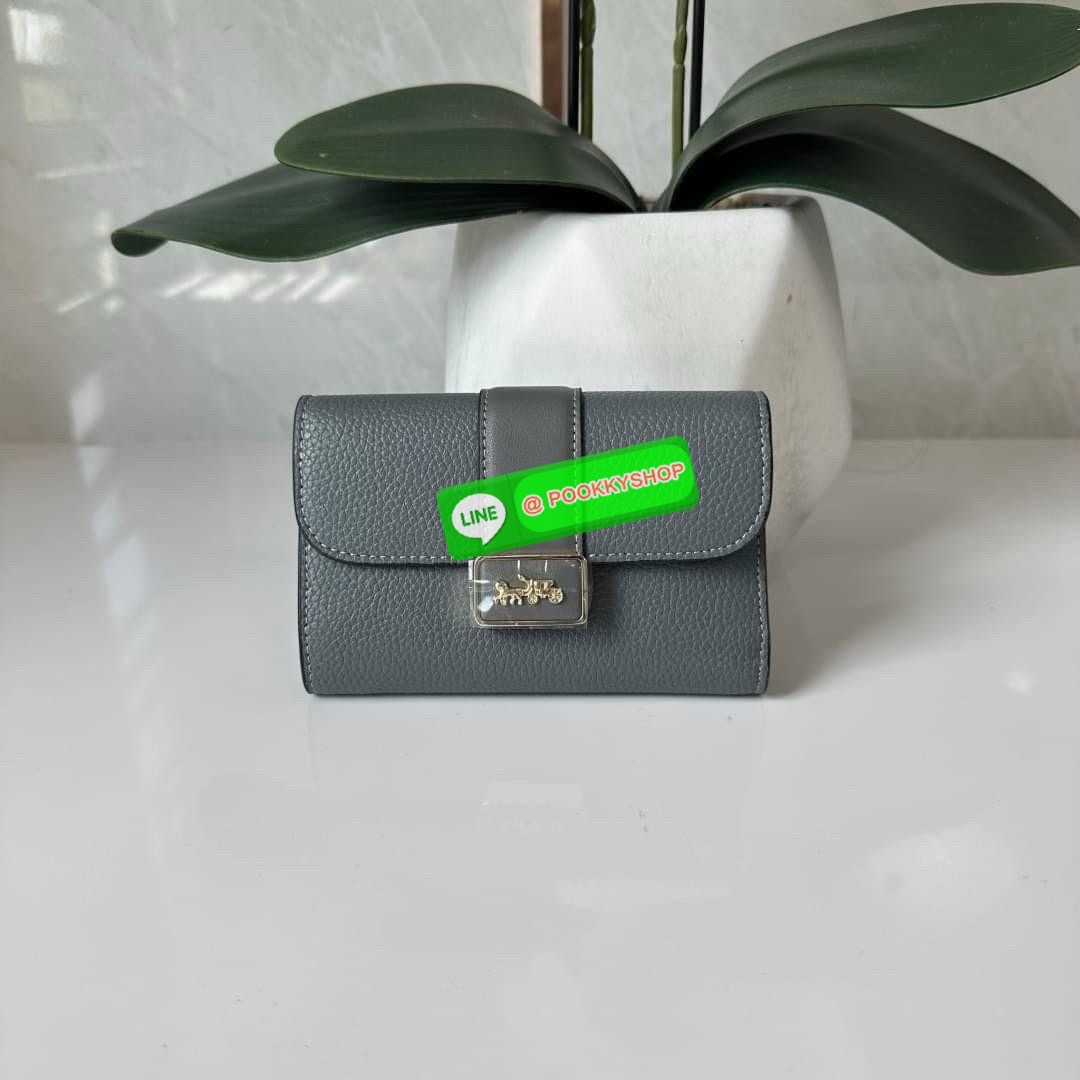Coach Medium Grace Wallet (Cl421) 🔖กระเป๋าสุดหรูใบกลาง ขนาดกำลังดีกระทัดรัด 🔖วัสดุ : pebble leather 🔖ภายในมีช่องใบบัตรเครดิต 6 ช่อง มีช่องใส่เหรียญแยก สามารถใส่ธนบัตรแบงค์พันได้คะ