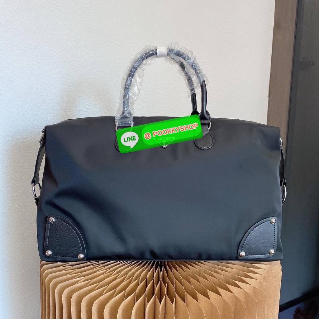 New Arrivals!!!PRADA Bag Premium gift กระเป๋าเดินทางขนาดใหญ่ วัสดุ Nylon กันน้ำ อะไหล่เงิน ถือหรือสะพายไหล่ได้ น้ำหนักเบาจุของได้เยอะ เดินทางต่างจังหวัดได้สบายๆ ด้านในโล่งมี1ช่องซิป และช่องจัดระเบียบอีก3ช่อง ซับใบผ้าลายแบรนด์หรู สายยาวถอดสายได้ปรับระดับได
