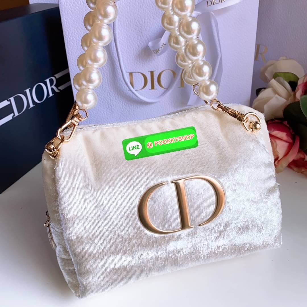 น่ารักไม่ไหว ใบจริงสวยมากไม่สวยมาด่าได้เลยค่ะ 🌸🌸 Dior Cosmetics bag 💯💯 Dior กระเป๋าขาว CD อะไหล่ทอง ผ้านุ่มเงา สวยวิ๊บ ตัวกระเป๋ามาพร้อมถุงกระดาษDior