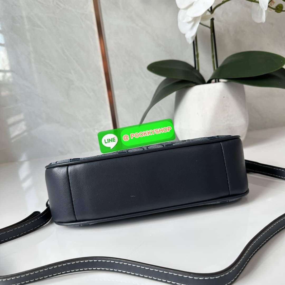 COACH TERI SHOULDER BAG IN SIGNATURE CHAMBRAY ( CH139) กระเป๋าทรงพอช ดีไซน์สุดหรูวัสดุผ้า jacquard ทอลายแบรนด์ ซับในผ้า มาพร้อมสายสะพาย 2 เส้นสามารถถอดได้ เปิด-ปิดด้วยซิป ด้านในช่องโล่งกว้างมีช่องใส่บัตรเครดิต 2 ช่อง ใส่โทรศัพท์มือถือได้ทุกรุ่น ใส่กระเป๋า