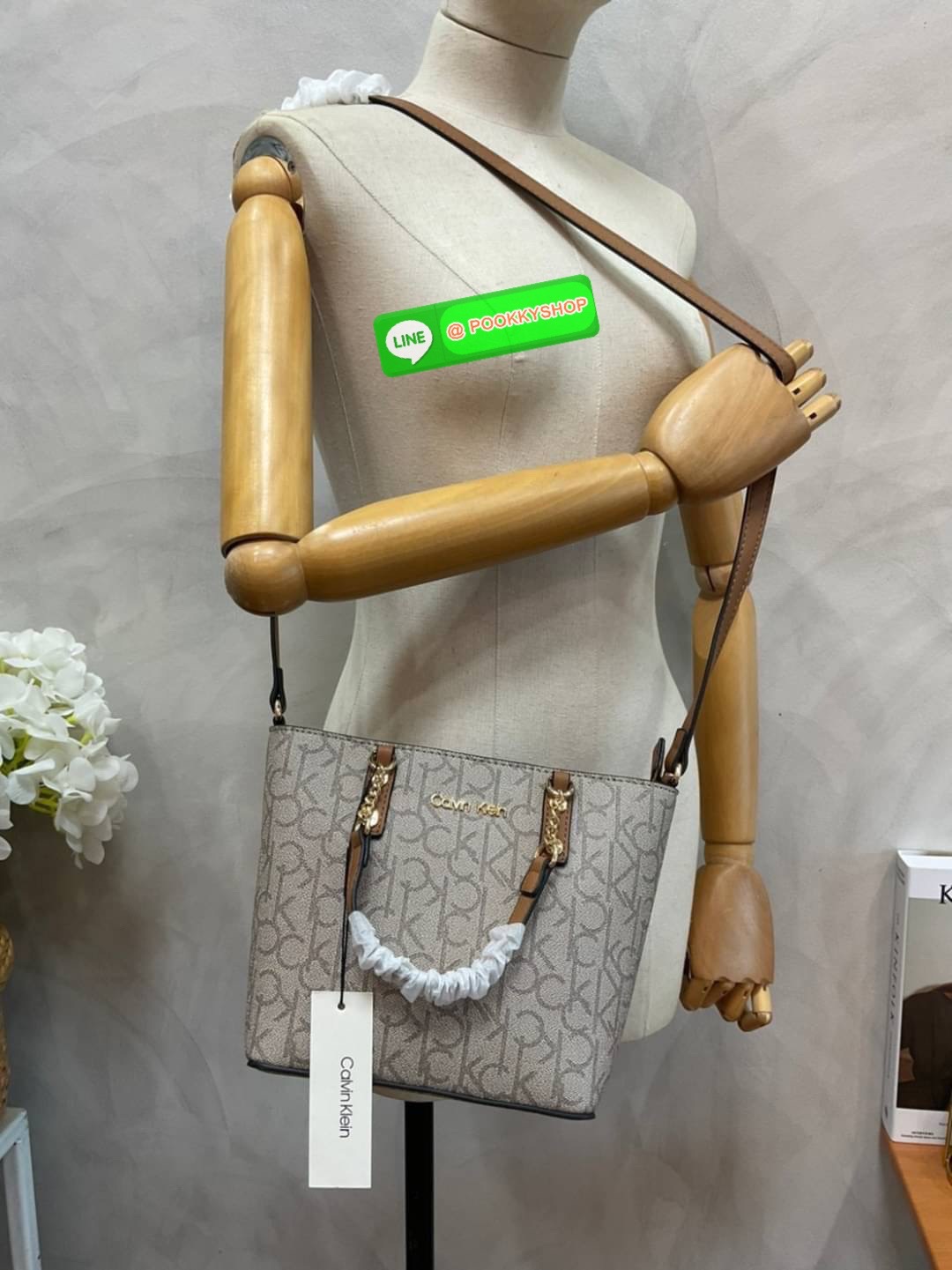 Calvin Klein Monogram Shopping Bag คอลเลคชั่นใหม่ล่าสุด ของมันต้องมี สวยหรูดูแพงมาก สำหรับรุ่นนี้!!! กระเป๋าถือ/สะพาย Crossbody รุ่นใหม่ชนช้อป รุ่นยอดนิยม วัสดุ PVC คุณภาพดี น้ำหนักเบา ด้านหน้าประดับด้วยโลโก้แบรนด์ ตัวกระเป๋าลาย monogram สวยหรู รอบใบ มาพร