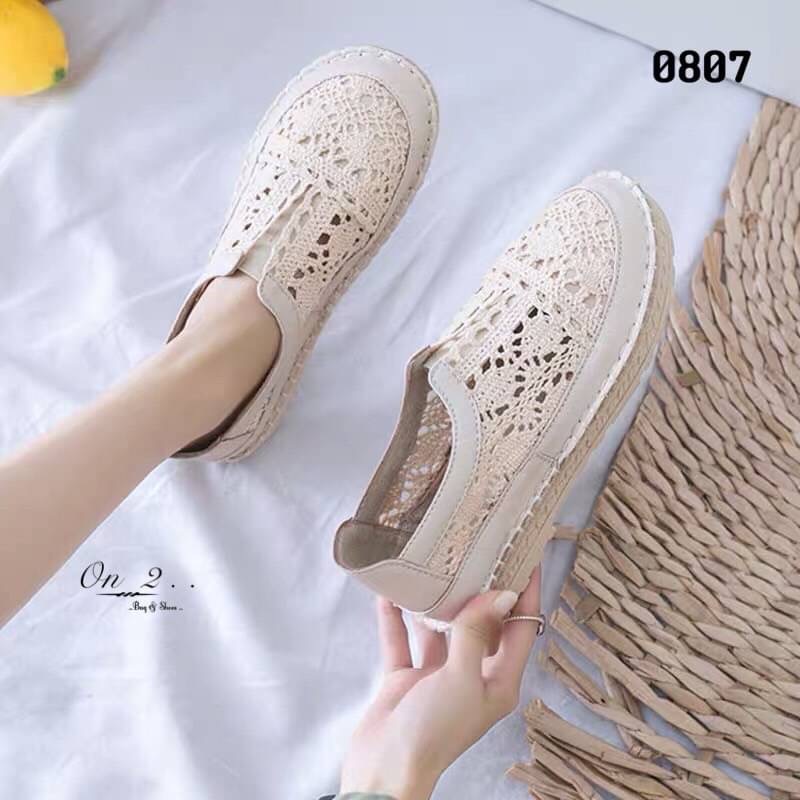 สวยแค่ไหนถามใจดู รองเท้าผ้าใบลูกไม้งานจริงสวยมากก ใส่ง่ายด้านหน้าเป็นยางยืด พื้นเสริมกันลื่นใส่เข้ากับชุดง่ายได้ทุกชุด มา2สี