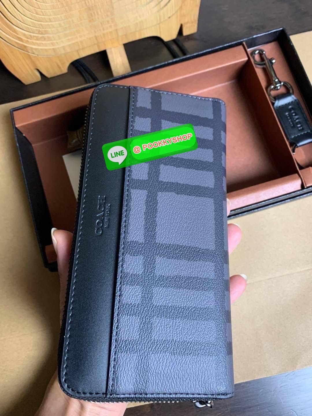 COACH ACCORDION ZIP WALLET IN SIGNATURE CANVAS กระเป๋าสตางค์ใบยาว ซิปรอบ ใช้งานง่าย ด้วยฟังค์ชั้น ด้านใน ใส่บัตรได้จุใจ มีช่องซิปใส่เหรียญตรงกลาง โดนใจหลายๆคนไปเรียบร้อยและคลาสสิค เรียบหรูดูแพงตลอดกาล ยกให้รุ่นนี้เลย