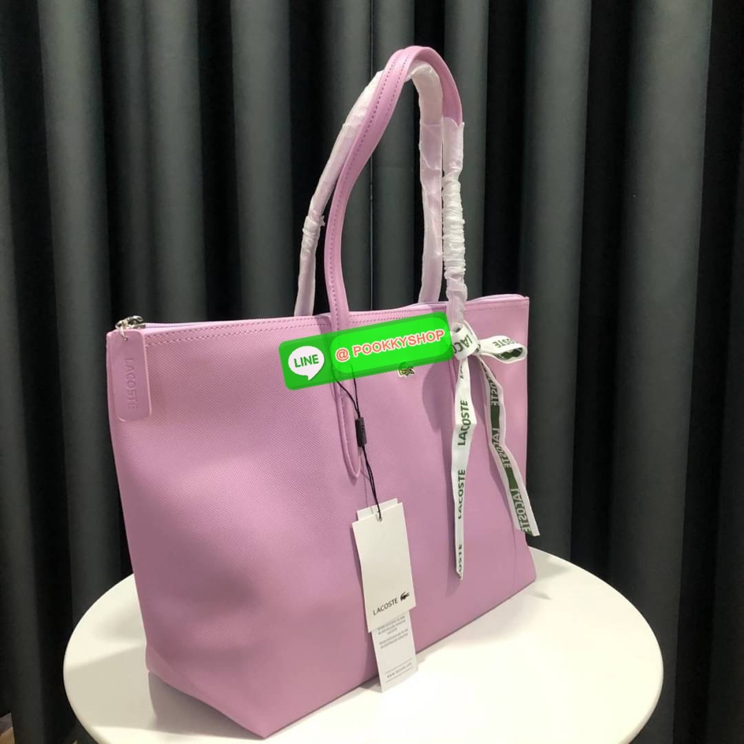 ลาคอส Classic Tote Bag กระเป๋าสะพายทรงช้อปปิ้งหลากสีรุ่นยอดนิยมด้านหน้าประดับโลโก้จระเข้สัญลักษณ์แบรนด์ ภายในกว้างจุได้เยอะ เปิดปิดด้วยซิปสะดวกใช้ มี1 ช่องซิปเล็ก หัวซิปปั้มเเบรนด์ วัสดุกันน้ำ ขนาดกำลังดี ใส่หนังสือ เอกสารA4 ของใช้ได้เยอะ สวยทุกสีค่ะ