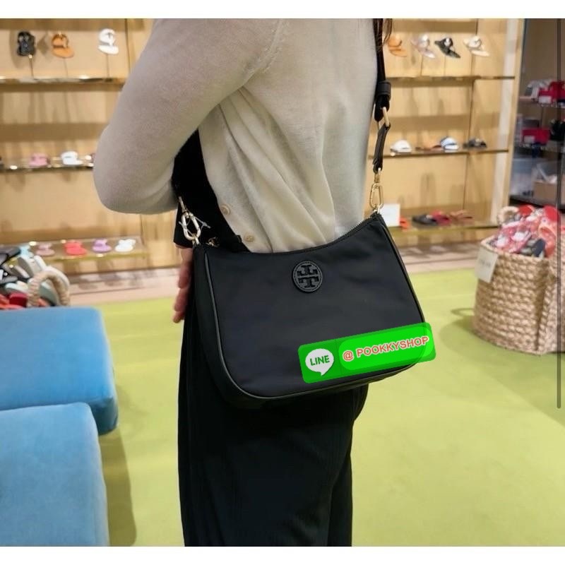 Tory burch nylon web mini hobo เป็นอีกหนึ่งตัวเลือกที่น่าสนใจสำหรับคนที่กำลังมองหากระเป๋าที่เน้นการใช้งาน ดีไซน์เรียบง่าย น้ำหนักเบา เน้นการใช้งานเป็นหลัก อีกทั้งยังมีสายสะพายแบบสปอร์ตช่วยคุณสะพายบนไหล่หรือครอสบอดี้ได้สะดวก ที่สำคัญ ผลิตจากผ้าไนลอนที่มีคว