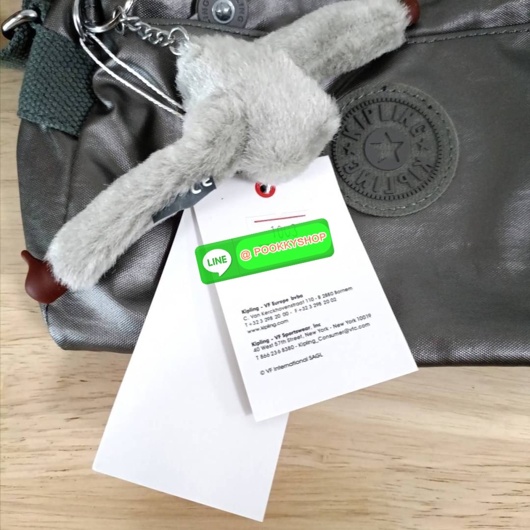 KIPLING Mini Crossbodybag กระเป๋าสะพายข้างขนาดกะทัดรัด ผลิตจากวัสดุ Nylon + ซับใน Polyester100% มีช่องใช้งานแยกย่อยมากถึง 4 ช่อง -ด้านหน้ามีช่องซิป 2 ช่อง -ช่องหลักโล่ง กว้าง จุของใช้ได้เยอะ -ด้านหลังมีช่องซิปอีก 1 ช่อง มาพร้อมพวงกุญเเจลิง สายสะพายยาวสมาร