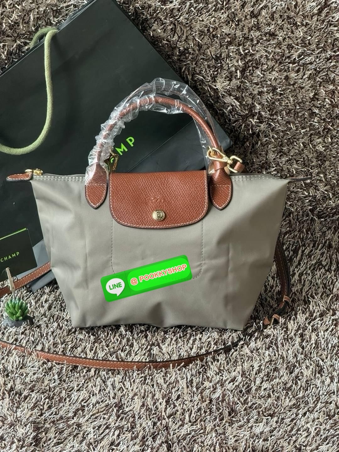 LONGCHAMP LE PLIAGE ORIGINAL S HANDBAG Crossbody Bag กระเป๋าสะพายไหล่ รุ่น Original มีเอกลักษณ์อันโดดเด่นของรุ่นไอคอนนิคของ Longchamp อย่าง Le Pliage (เลอ ปลิยาจ) โดย Longchamp ได้รับแรงบันดาลใจจากศิลปะการพับกระดาษแบบ Origami (โอริกามิ) ในการสรรค์สร้างกระ